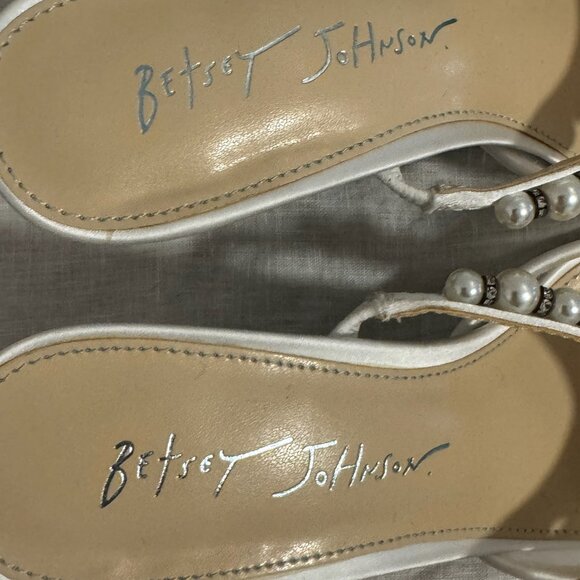 Betsey Johnson white & pearl heels size 5 US - Picture 6 of 11